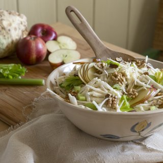 Waldorfsalat mit Datteln, Walnüssen